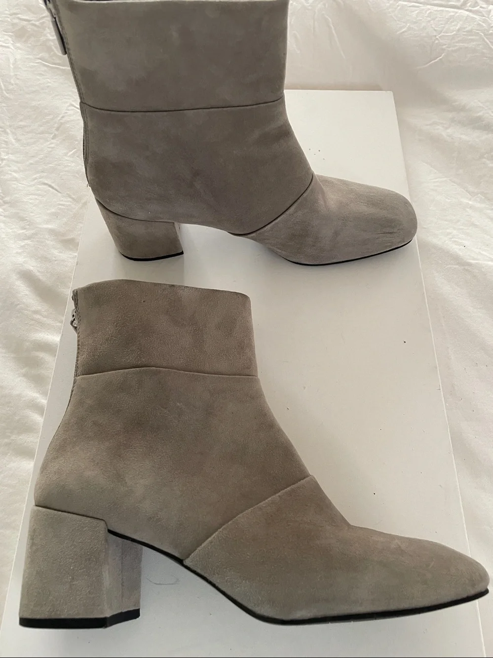 Kenneth Cole Genuine Suede Leather Ankle Boots Booties Lt. Grey Block Heel